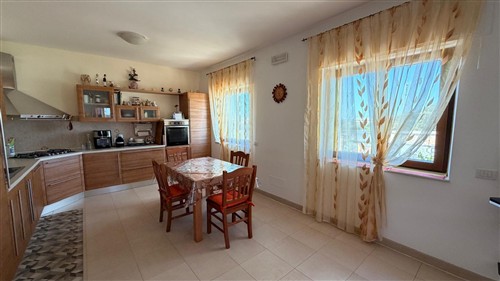 Villa a Pochi Passi, Completa di Tutti i Servizi. Buono Stato.